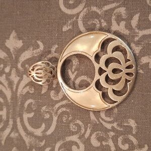 Elegant Gold Pendant Necklace